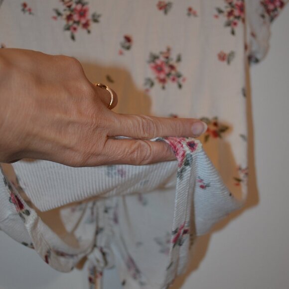 Soft Tender Corduroy Texture Fabric White Red-Green Floral V-Neck Tie-Down Top S - Picture 6 of 9